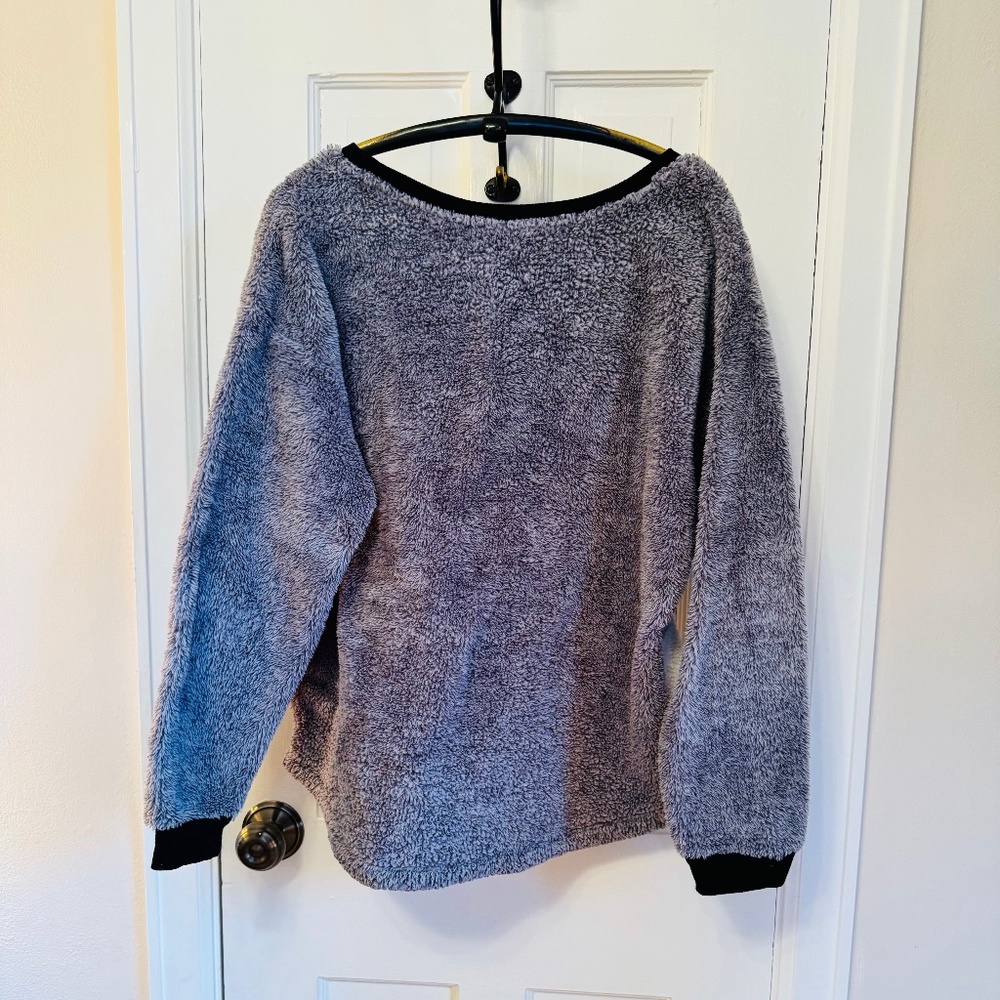 Peanuts Berber Fleece 'Let It Snow' Top (size M) - Picture 2 of 4